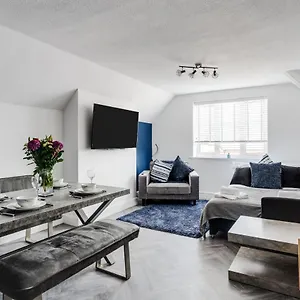 St David's - Stylish 2 Bed Apartment, Free Parking, Close To Apartment