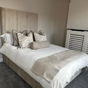 3 Bedroom House On Beatles Famous Road Holiday home