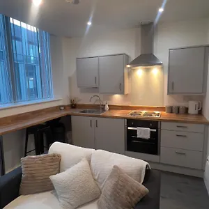 Double Bed Cosy Apartment, Near Train Station Apartment